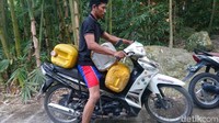 Sudah tiga minggu warga mengalami kesulitan air bersih. Untuk mendapatkan air bersih warga membawa jeriken dengan menggunakan sepeda motor dari rumahnya menuju sumber air.