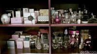 Parfum dari berbagai merek luar negeri baik yang sudah digunakan ataupun yang belum dibuka ada di kabinet kamarnya.