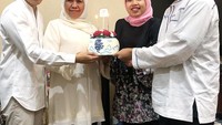 Merayakan ulang tahun sang ibunda, Ima memberikan kue cantik dengan hiasan bunga mawar di atasnya. Beberapa lilin juga terlihat menyala di atas kue.  Foto: instagram @imapatimasang