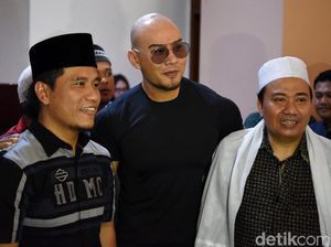 Buat yang Penasaran Kenapa Deddy Corbuzier Selalu Pakai Kacamata Hitam