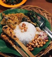 Turun di Stasiun MRT ASEAN, Bisa Makan Roti Bakar dan Ramen Kekinian