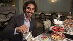 Gaya Keren Aktor Dev Patel Saat Nikmati Afternoon Tea