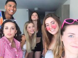 Debut Bintang Iklan, Putri Steve Jobs Tampil Seksi