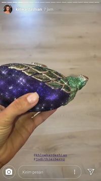 Ini Maksud Kim Kardashian Beri Kado Tas Bentuk Terong Untuk Khloe