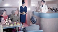 Baru pada tahun 1988 layar kecil, selebar 2,7 inci dipasang di bagian belakang kursi. Layanan alkohol gratis zaman dulu (AirlineRatings.com/CNN)
