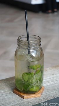 Honeycomb: Santai Sore Ditemani Cucumber Lime Mojito dan Pasta Geprek Pedas