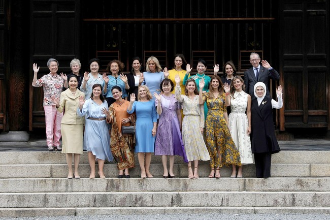 Di saat para ibu negara tampil dengan busana bergaya modern, Iriana Jokowi memilih kebaya sebagai pakaian andalan. Ia anggun dalam balutan kebaya bernuansa coklat. (Foto: Du Xiaoyi/Pool via Reuters)