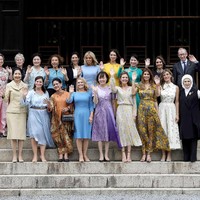 Di saat para ibu negara tampil dengan busana bergaya modern, Iriana Jokowi memilih kebaya sebagai pakaian andalan. Ia anggun dalam balutan kebaya bernuansa coklat. (Foto: Du Xiaoyi/Pool via Reuters)