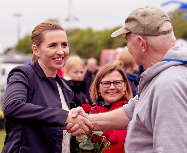 Salah satu hal yang menjadi perhatian Matte Frederiksen adalah usaha untuk mengatasi isu perubahan iklim. Ini adalah sebuah dokumen politis, salah satu yang pertama di dunia, yang benar-benar mendefinisikan ambisi-ambisi hijau. Kami akan mengembangkan rencana iklim, sebuah hukum mengikat terkait iklim dan mengurangi emisi rumah kaca hingga 70% pada 2030, tuturnya. Foto: Facebook Mette Frederiksen