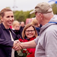 Salah satu hal yang menjadi perhatian Matte Frederiksen adalah usaha untuk mengatasi isu perubahan iklim. Ini adalah sebuah dokumen politis, salah satu yang pertama di dunia, yang benar-benar mendefinisikan ambisi-ambisi hijau. Kami akan mengembangkan rencana iklim, sebuah hukum mengikat terkait iklim dan mengurangi emisi rumah kaca hingga 70% pada 2030, tuturnya. Foto: Facebook Mette Frederiksen