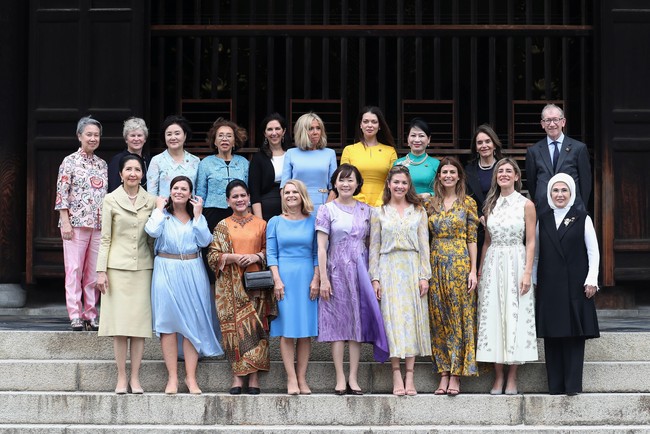 Ia memakai atasan berpotongan baju kurung yang dipadu dengan  sarung dan selendang bermotif senada. Ibu tiga anak ini lalu menyempurnakan gayanya dengan statement necklace dan tas hitam bersiluet klasik yang dihiasi motif anyaman. (Foto: Du Xiaoyi/Pool via Reuters)