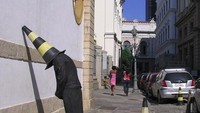 Ini adalah salah satu karya seniman Mark Jenkins. Sebagai seorang seniman dia mempunyai proyek dalam menikmati perjalanannya ke beragam negara. (jenki.ns/Instagram)