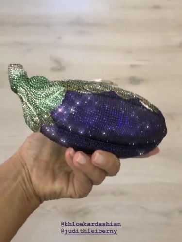 Khloe Kardashian Ultah, Kim Kardashian Hadiahi Clutch Bentuk Terung