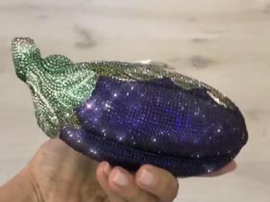 Khloe Kardashian Ultah, Kim Kardashian Hadiahi Clutch Bentuk Terung