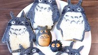 Pencinta Totoro pasti gemas dengan roti tawar Izuyo yang satu ini. Dengan paduan warna abu-abu dan putih, roti tawar seperti ini jadi sayang dimakan ya? Foto: Twitter izumickey0719