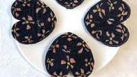 Untuk sesuatu yang simple tapi cantik, Izuyo membuat roti bentuk hati. Warnanya hitam dengan hiasan pola bunga pink. Foto: Twitter izumickey0719