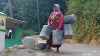 Kekeringan melanda sebagian wilayah di Kota Cilegon, Banten. Warga pun harus menempuh jarak hingga 2 km untuk mendapatkan air bersih, Jumat (28/6/2019).