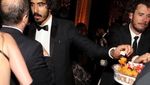 Gaya Keren Aktor Dev Patel Saat Nikmati Afternoon Tea