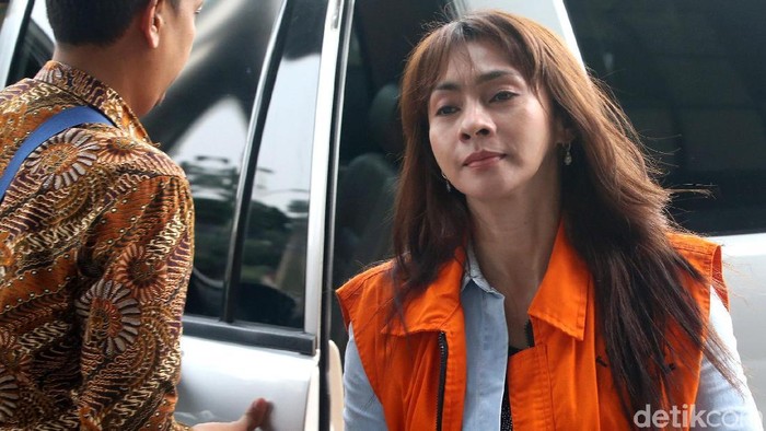 Bupati nonaktif Kepulauan Talaud Sri Wahyumi diperiksa KPK. Tak sendiri, pengusaha yang juga penyuap Bupati Talaud Bernard Hanafi Kalalo turut diperiksa KPK.