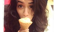 Chef yang mengelola restoran Cosme dan Atla itu juga penggemar es krim. Lihat saja gaya serunya saat menikmati seporsi es krim cone ini. Foto: Instagram danielasotoinnes