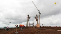 Kehadiran jembatan yang melintasi Teluk Kendari ini sudah sangat ditunggu oleh masyarakat Sulawesi Tenggara karena akan mempermudah akses masyarakat yang berada di kawasan Kota Lama dengan Poasia yang dipisahkan oleh teluk. Selama ini masyarakat harus menyeberangi Teluk Kendari menggunakan kapal ferry atau memutari teluk sejauh 20 Km dengan waktu tempuh 30-35 menit. Dengan adanya Jembatan Teluk Kendari maka jarak semakin dekat dan waktu tempuh yang dibutuhkan akan menjadi sekitar 5 menit saja. Foto: Dok. Kementerian PUPR
