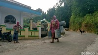 Kekeringan terjadi di Lingkungan Watulawang, Kelurahan Gerem, Kecamatan Gerogol, Kota Cilegon, Banten. Warga pun harus naik turun menuju sumber air yang volume airnya sangat minim.