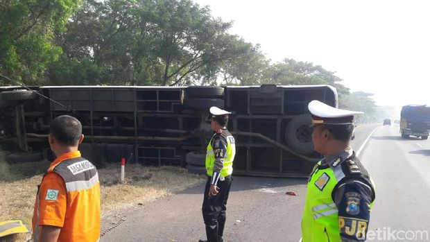 Bus Tentrem yang terguling/