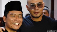 Ia pun mengatakan bahwa Deddy sudah sunat sebelum memeluk agama Islam. Pool/Noel/detikFoto.