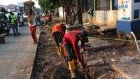 Pekerja melakukan proses revitalisasi trotoar di Jalan Kemang Raya, Jakarta Selatan, Jumat (28/6/2019).