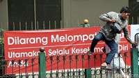 Ia menegaskan pagar bagian tengah stasiun sengaja tidak dibuka untuk menghindari kendaraan seperti taksi dan ojek parkir sembarangan. Jika pagar dibuka, kawasan itu dikhawatirkan menjadi semrawut. (Rengga Sencaya/detikcom)