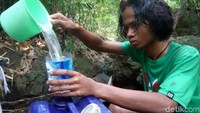 Untuk kebutuhan minum, warga membeli air bersih dari kampung yang berada di dataran bawah.