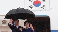Presiden Korea Selatan Moon Jae-in didampingi sang istri Kim Jung-sook telah tiba di Osaka sejak Kamis (27/6/2019) kemarin untuk menghadiri KTT G20. Osaka Summit Photo/Handout via Reuters.