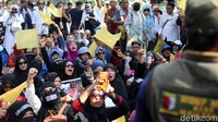 Para keluarga korban didampingi sekelompok orang yang menamakan diri Gerakan Kedaulatan Rakyat.
