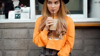 Lidi tak pernah bisa lepas dari kopi. Ia sering membagikan foto-foto kerennya saat sedang ngopi, hingga mampir ke kafe yang disukainya. Foto: Instagram @lidibrugman
