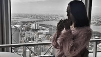 Sepertinya kopi jadi favorit perempuan berkulit putih ini. Saat di Jepang saja ia memilih menyesap kopi. Foto: Facebook Nattaya Nat