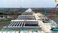 Jalan Tol Krian – Legundi – Bunder – Manyar merupakan jalan tol yang menghubungkan antar kawasan industri utama di wilayah penyangga utama Kota Surabaya, yaitu Sidoarjo dan Gresik. Selain itu akan mengurangi kemacetan di jalan tol Surabaya – Gempol, mendukung mobilitas kendaraan logistik pada sekitar kawasan Pelabuhan di Jawa Timur dan mempermudah akses ke daerah wisata di wilayah Jawa Timur. Foto: Dok. Kementerian PUPR