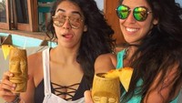 Tak hanya masak, chef berparas cantik ini juga gemar kulineran. Gayanya terlihat sangat seru saat mencicip ragam hidangan enak. Foto: Instagram danielasotoinnes