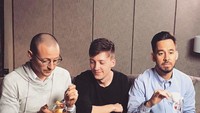 Wah sesi pemotretan apa ini ya? Semua orang menikmati makanan dengan gaya masing-masing. Foto: instagram
