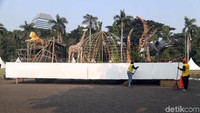 Beragam hewan nampak menghiasi salah satu mobil hias yang nantinya akan tampil dalam Jakarnaval.