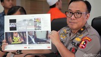 Kasubdit II Direktorat Tindak Pidana Siber Bareskrim Polri, Kombes Rickynaldo Chairul menunjukkan konten propaganda yang disebarkan AY.