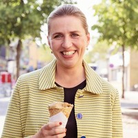Mette Frederiksen pun bukan orang baru dalam pemerintahan. Ia telah menjadi anggota parlemen Denmark sejak pemilu 2001. Mette pernah bekerja sebagai Menteri Ketenagakerjaan dan Menteri Keadilan hingga akhirnya sukses jadi pemimpin partai. Foto: Facebook Mette Frederiksen