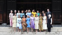 Istri Presiden Prancis, Brigitte Macron, dan istri Presiden Turki, Emine Erdogan, turut hadir untuk berfoto bersama Iriana Joko Widodo dan sejumlah First Lady dari berbagai negara di dunia. Du Xiaoyi/Pool via Reuters.