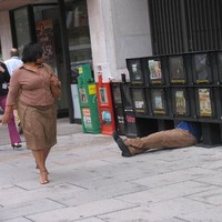 Maneken tersebut dijadikannya semacam instalasi seni yang nyeleneh di area publik seperti trotoar atau taman. Saya suka membuat orang bertanya-tanya tentang sekitarannya, mana yang asli atau palsu. Belakangan ini, orang terlalu terpaku pada ponselnya dan saya ingin membuat mereka melihat ke atas, ungkap Mark seperti dikutip Bored Panda. (Foto: Dok. Amazon)