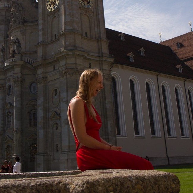 Guru yoga dan pelatih pribadi ini sering mendapat komentar yang tak menghormatinya tentang fotonya. Namun, dia menegaskan gambar-gambarnya adalah ekspresi dari seninya. Foto: Instagram