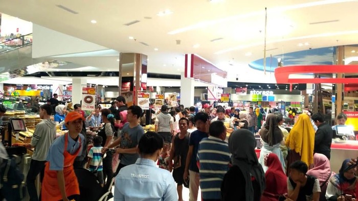 Hari Ini Ribuan Orang Serbu Transmart Carrefour, Ada Apa Ya?