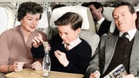 Tak hanya bermain kartu, terlihat anak dan ibu yang sedang menyusun batang korek api di atas botol (British Airways/CNN)