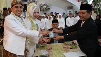Prosesi pernikahan ini digelar di kediaman Khofifah Jalan Jemur Wonosari Surabaya, Jumat (28/6/2019).