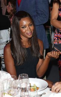 Naomi Campbell saat menghadiri sebuah acara jamuan malam.