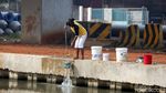 Duh, Warga Cuci Pakaian Pakai Air Sungai di Kalimalang