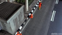 Sejumlah petugas PPSU nampak menghias trotoar di kawasan Jalan Ahmad Yani, By Pass, Jakarta Timur, Jumat (28/6/2019).